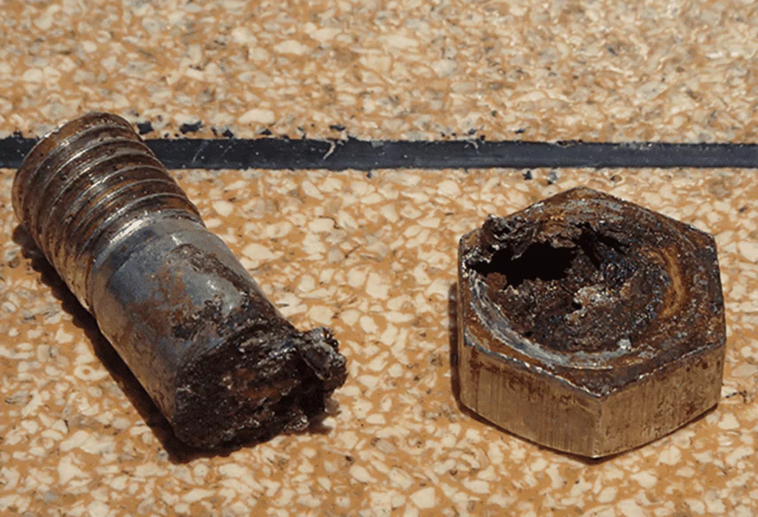 Fastener that underwent Stress Corrosion Cracking